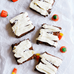 These cute and easy mummy brownies come together in no time! Such a fun and simple treat for Halloween.